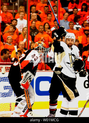 Pittsburgh Penguins Petr Sykora alza il bastone per segnalare un obiettivo come Philadelphia Flyers Martin Biron (43) orologi durante il primo periodo di Philadelphia pinguini Flyers-Pittsburgh playoff NHL azione al Wachovia Center di Philadelphia il 13 maggio 2008. Pittsburgh goal segnato da pinguini Ryan Whitney (non mostrato). (UPI foto/John Anderson) Foto Stock
