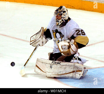Pittsburgh Penguins goalie Marc-andré Fleury (29) fa uno dei suoi tanti consente di risparmiare durante il secondo periodo NHL Stanley Cup playoff di azione con i Philadelphia Flyers presso il Wachovia Center di Philadelphia Maggio 13, 2008. Pittsburgh sconfitto Philadelphia 4-1. (UPI foto/John Anderson) Foto Stock