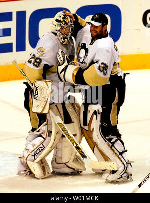 Pittsburgh Penguins goalie Ty Conklin (35) si congratula con il gioco goalie Marc-andré Fleury (29) seguendo i pinguini conquistano la Philadelphia Flyers NHL durante la Stanley Cup playoff giocare presso il Wachovia Center di Philadelphia Maggio 13, 2008. Pittsburgh sconfitto Philadelphia 4-1 per ottenere un gioco di 3 filo in serie. (UPI foto/John Anderson) Foto Stock