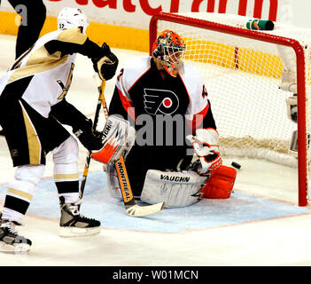 Pittsburgh Penguins Ryan Malone punteggi Pittsburgh il terzo gol contro il Philadelphia Flyers Martin Biron durante il terzo periodo di spareggio in azione il Wachovia Center di Philadelphia Maggio 13, 2008. Pittsburgh sconfitto Philadelphia 4-0 per dare loro un gioco tre vantaggio. (UPI foto/John Anderson) Foto Stock