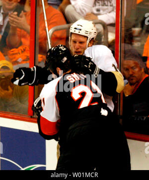 Pittsburgh Penguins Jordan Staal smorfie come egli viene sbattuto in vetro dietro il Philadelphia Flyers obiettivo da volantini' Jason Smith (21) durante il terzo periodo di NHL Stanley Cup playoff giocare presso il Wachovia Center di Philadelphia Maggio 13, 2008. Pittsburg sconfitto Philadelphia 4-1 per ottenere un gioco di 3 filo in serie. (UPI foto/John Anderson) Foto Stock