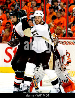 Philadelphia Flyers Derian Hatcher e Pittsburgh Penguins Ryan Malone (12) battaglia per la posizione nella piega durante il terzo periodo di Philadelphia Flyers-Pittsburgh pinguini playoff NHL giocare presso il Wachovia Center di Philadelphia Maggio 15, 2008. Philadelphia ha sconfitto Pittsburgh 4-2. (UPI foto/John Anderson) Foto Stock