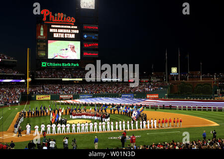 World Series champions Philadelphia Phillies e la loro apertura notturna avversari, Atlanta Braves, supporto sul campo durante la serata di apertura cerimonie al Citizens Bank Park di Philadelphia Aprile 5, 2009 come una gigantesca bandiera americana si snoda sul campo. (UPI foto/John Anderson) Foto Stock