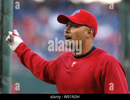 World Series champions Philadelphia Phillies Shane Victorino gesti durante batting practive prima dell apertura notturna cerimonie al Citizens Bank Park di Philadelphia, il 5 aprile 2009. Atlanta Braves sconfitto il Phillies 4-1. (UPI foto/John Anderson) Foto Stock