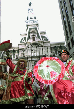 Un gruppo di Mummers, vestite di gonne con ombrelloni, danza il loro modo di Broad Street verso la City Hall nel centro cittadino di Philadelphia e dal 1 gennaio 2010. Migliaia dress up nel fumetto di costumi e abiti sfumato per partecipare alla sfilata che è stata una tradizione di Philadelphia per 110 anni. UPI/John Anderson Foto Stock