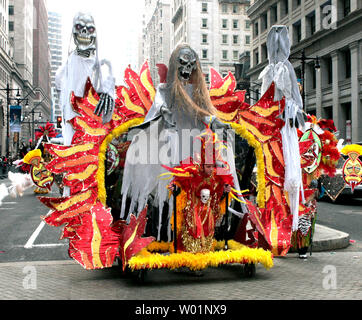 Un Mummer è quasi sopraffatte dalla sua galleggiante di mostri come e altri Mummers marzo fino Broad Street nel centro cittadino di Philadelphia e dal 1 gennaio 2010. Migliaia dress up nel fumetto di costumi e abiti sfumato per partecipare alla sfilata che è stata una tradizione di Philadelphia per 110 anni. UPI/John Anderson Foto Stock