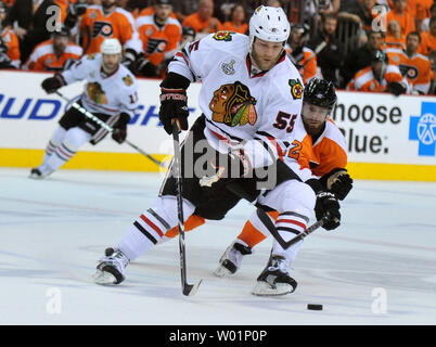 Chicago Blackhawks ala sinistra Ben entusiasta (55) e Philadelphia Flyers ala sinistra Ville Leino (22) lotta per il puck durante il terzo periodo di gioco tre del 2010 Stanley Cup Final in Philadelphia il 2 giugno 2010. UPI/Kevin Dietsch Foto Stock