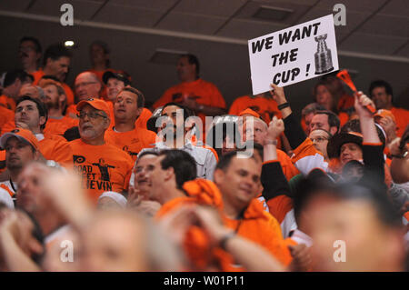 A Philadelphia Flyers ventola può contenere fino a firmare durante il gioco tre del 2010 Stanley Cup finale tra il Philadelphia Flyers e Chicago Blackhawks in Philadelphia il 2 giugno 2010. UPI/Kevin Dietsch Foto Stock
