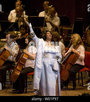 Regina del Soul, cantante Aretha Franklin, compie durante un concerto presso il centro di Mann per il Performing Arts di Philadelphia Luglio 27, 2010. Parte del suo concerto featured ex Segretario di Stato Condoleezza Rice sul pianoforte. UPI/John Anderson Foto Stock