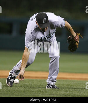 Florida Marlins terzo baseman Wes Helms manca un rasoterra dalla distanza consentendo a Philadelphia Phillies Shane Victorino un infield single durante il settimo inning Florida Marlins-Philadelphia Phillies azione di gioco al Citizens Bank Park di Philadelphia Settembre 8, 2010. UPI/John Anderson Foto Stock