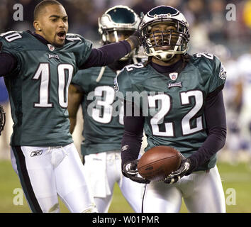 Philadelphia Eagles ricevitore DeSean Jackson (10) jubilantly si congratula con Asante Samuel dopo Samuel intercettato un passaggio appena prima che la partita si è conclusa dando le aquile un 26-24 win su Indianapolis Colts durante il quarto trimestre Philadelphia Eagles-Indianapolis Colts azione di gioco a Philadelphia presso il Lincoln Financial Field Novembre 7, 2010. UPI/Eileen Angelino Foto Stock