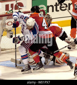 New York centro Artem Anisimov (42) e Philadelphia Flyers Andrej Bobrovsky battaglia per la posizione di fronte volantini goalie Sergei Bobrpvsky durante il secondo periodo Philadelphia Flyers-New York Randers NHL Hockey presso la Wells Fargo Center di Philadelphia Aprile 3, 2011. Copertura per New York è defenceman Dan Girardi (5). New York sconfitto Philadelphia 3-2 in una sparatoria. . UPI/Eileen Angelino Foto Stock