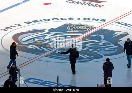 Operai mettere il tocco finale all'aperto sulla pista di pattinaggio e il centro emblema di ghiaccio hanno montato su campo al Citizens Bank Park, casa del Philadelphia Phillies, di Filadelfia il 29 dicembre 2011. Il 2012 Bridgestone NHL Winter Classic sarà giocato lunedì 2 gennaio, 2012 tra i Philadelphia Flyers ed i New York Rangers. UPI/John Anderson Foto Stock