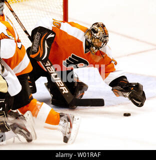 Philadelphia Flyers goalie Sergei Bobrovsky fa uno dei suoi tanti consente di risparmiare durante il secondo periodo di Pittsburgh volantini Penguins-Philadelphia gioco 6 dei playoff azione presso la Wells Fargo Center di Filadelfia il 22 aprile 2012. Philadelphia ha sconfitto Pittsburgh 5-1 per vincere la serie. UPI/Eileen Angelino Foto Stock