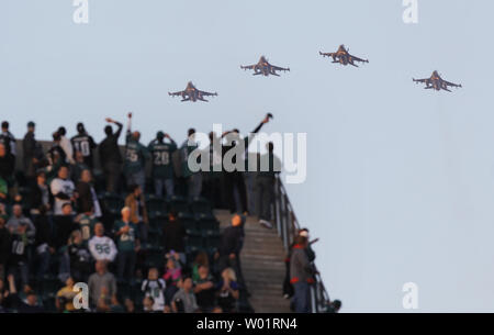 Air Force jet fighter eseguire un cavalcavia come parte dei veterani del giorno di pre-game show prima di Dallas Cowboys vs Philadelphia Eagles NFL Football game al Lincoln Financial Field di Filadelfia il 11 novembre 2012. UPI / Laurence Kesterson Foto Stock
