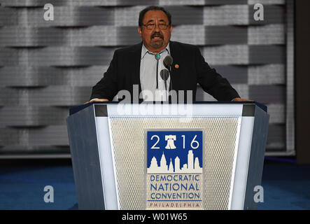 Rappresentante Raul Grijalva dell Arizona parlando del giorno uno della Convenzione Nazionale Democratica presso la Wells Fargo Center di Philadelphia, in Pennsylvania, il Lunedì 25 Luglio, 2016. Quattro giorni di Convenzione inizia il lunedì 25 luglio, ed è prevista la nomina di Hillary Clinton per il presidente degli Stati Uniti. Foto di Pat Benic/UPI Foto Stock