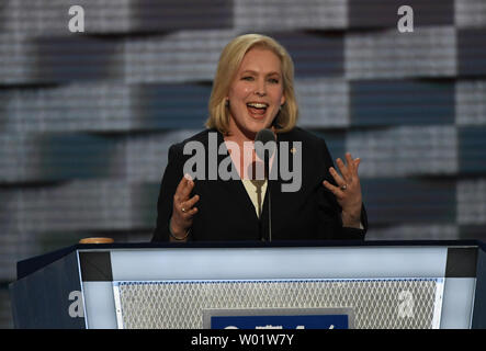 Il senatore Kirsten Gillibrand di New York parla il giorno uno della Convenzione Nazionale Democratica presso la Wells Fargo Center di Philadelphia, in Pennsylvania, il Lunedì 25 Luglio, 2016. Quattro giorni di Convenzione inizia il lunedì 25 luglio, ed è prevista la nomina di Hillary Clinton per il presidente degli Stati Uniti. Foto di Pat Benic/UPI Foto Stock