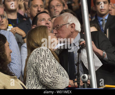 Il senatore Bernie Sanders del Vermont si muove la convenzione sospendere le regole, nominare Hillary Clinton per essere il candidato presidenziale per acclamazione durante il giorno due della Convenzione Nazionale Democratica a Wells Fargo Center di Filadelfia, Pensilvania il 26 luglio 2016. Hillary Clinton diventa la prima donna designata per il Presidente degli Stati Uniti da un grande partito come ella sostiene la nomination democratica. Foto di Pete Marovich/UPI Foto Stock