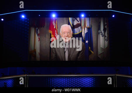 L ex Presidente Jimmy Carter affronta la Convenzione Nazionale Democratica attraverso il video del giorno due presso la Wells Fargo Center di Filadelfia, Pensilvania il 26 luglio 2016. I delegati potranno nominare Hillary Clinton come il candidato presidenziale democratico. Foto di Pat Benic/UPI Foto Stock