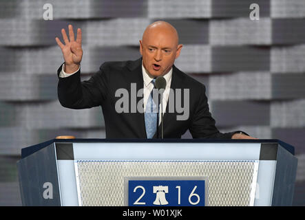 Ritirato la NASA astronaut Mark Kelly introduce la moglie, ex congressista Gabby Giffords, durante il giorno e tre della Convenzione Nazionale Democratica presso la Wells Fargo Center di Filadelfia, Pensilvania il 27 luglio 2016. Hillary Clinton sostiene che il partito democratico ha la nomina del presidente. Foto di Pat Benic/UPI Foto Stock