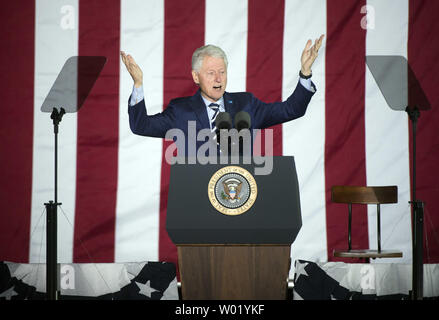 L'ex Presidente Bill Clinton campagne per il candidato presidenziale democratico Hillary Clinton durante un rally su Independence Mall in Philadelphia il 7 novembre 2016. Foto di Kevin Dietsch/UPI Foto Stock