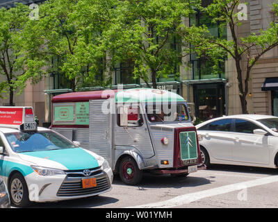 "Billy,' la ciambella Firecakes carrello, un 1963 Citroën H Van. Michigan Avenue Chicago, Illinois. Foto Stock