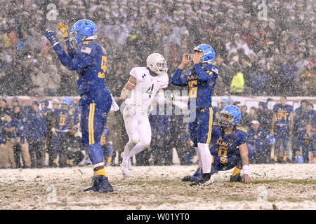 Navy aspiranti guardiamarina luogo kicker Bennett Moehring, secondo da destra, reagisce dopo manca un secondo finale field goal contro l'esercito Cavalieri Neri alla 118a riunione tra esercito e marina presso il Lincoln Financial Field di Philadelphia, Pennsylvania il 9 dicembre 2017. Il gioco ArmyCNavy è un college americano rivalità gioco nel collegio di calcio tra l esercito Cavalieri Neri di l'Accademia Militare degli Stati Uniti (USMA) a West Point, New York, e la marina militare aspiranti guardiamarina dell'Accademia Navale degli Stati Uniti (USNA) ad Annapolis, Maryland. L'esercito ha vinto 14-13. Foto di Derik Hamilton/UPI Foto Stock