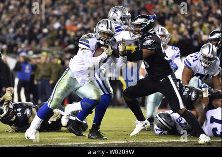 Dallas Cowboys running back Ezechiele Elliott (21) corre per un touchdown passato Philadelphia Eagles middle linebacker Giordania Hicks (58) durante un'NFL Game al Lincoln Financial Field di Philadelphia il 9 novembre 11, 2018. Foto di Derik Hamilton/UPI Foto Stock