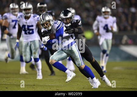 Dallas Cowboys wide receiver Cole Beasley (11) viene affrontato da Philadelphia Eagles middle linebacker Giordania Hicks (58) presso il Lincoln Financial Field di Philadelphia il 9 novembre 11, 2018. Foto di Derik Hamilton/UPI Foto Stock