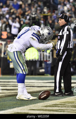 Dallas Cowboys running back Ezechiele Elliott (21) festeggia dopo aver segnato un touchdown durante un'NFL partita di calcio contro il Philadelphia Eagles al Lincoln Financial Field di Philadelphia il 9 novembre 11, 2018. Foto di Derik Hamilton/UPI Foto Stock