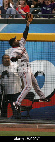 San Francisco Giants diritto fielder Michael Tucker mantiene Alex Cintrons palla in campo da baseball per una doppia durante un secondo inning rally dall'Arizona Diamondbacks Giovedì, Giugno 3, 2004 in Phoenix, AZ. (UPI foto/avrà poteri) Foto Stock