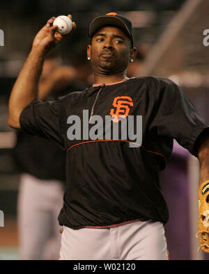 San Francisco Giant Michael Tucker si riscalda prima di giganti di gioco con la Arizona Diamondbacks Luglio 20, 2004 a Phoenix, AZ. (UPI foto/avrà poteri) Foto Stock