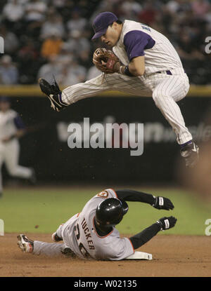 Arizona Diamondbacks secondo baseman Scott hairston balza al di fuori del modo dopo la forzatura di San Francisco Giants' Michael Tucker nel primo inning su un fielder la scelta di Edgardo Alfonzo. I Giganti sconfitti i Dbacks 5-2 Sett. 12, 2004 a Phoenix, AZ. (UPI foto/avrà poteri) Foto Stock