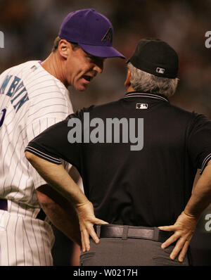 Arizona Diamondbacks Manager Bob Melvin sostiene una chiamata alla prima base con arbitro Larry Vanover durante la quinta inning della partita contro i San Diego Padres il 25 maggio 2005 a Phoenix, AZ. (UPI foto/avrà poteri) Foto Stock