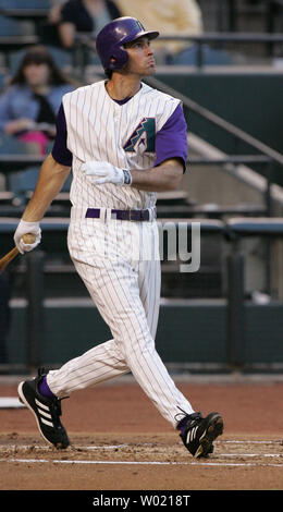 Arizona Diamondback Shawn Green colpisce un doppio nel primo inning per dare i Diamondbacks un 3-1 portano il Kansas City Royals Giugno 10, 2005 a Phoenix, AZ. (UPI foto/avrà poteri) Foto Stock