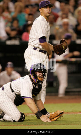 Arizona Diamondbacks pitcher Javier Vazquez getta getta fuori St. Louis Cardinals David Eckstein mentre Kelly Stinet orologi. Eckstein bunted con successo su una squeeze gioca in casa al cliente in modo Taguchi nel nono inning per dare i cardinali un 2-1 piombo e vittoria Luglio 6, 2005 in Phoenix, AZ. (UPI foto/avrà poteri) Foto Stock