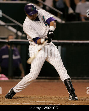 Arizona Diamondbacks Luis Terrero colpisce un singolo a destra campo al cliente Shawn Green nel settimo inning contro i Cincinnati Reds Luglio 10, 2005 a Phoenix, AZ. I Dbacks sconfitto i rossi 2-0. (UPI foto/avrà poteri) Foto Stock