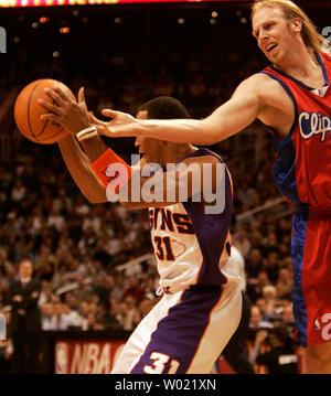 Los Angeles Clipper Chris Kamen tenta di rubare un rimbalzo da Phoenix Sun Shawn Marion nella prima metà aprile 5, 2006 in Phoenix, AZ. (UPI foto/avrà poteri) Foto Stock