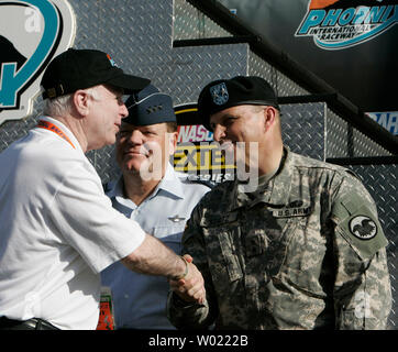 Grand Maresciallo di Nextel Cup Series alla metropolitana freschi 500 gara a Phoenix International Raceway, Arizona il senatore John McCain saluta il Maggiore Generale Jack Stultz vice comandante generale, U.S, Esercito riserva prima della partenza della gara in Avondale, AZ 22 aprile 2006. (UPI foto/avrà poteri) Foto Stock