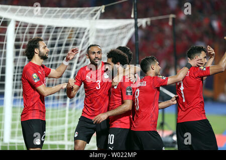 Il Cairo, Egitto. Il 26 giugno, 2019. I giocatori di Egitto celebrano il loro obiettivo durante il 2019 Africa Coppa delle Nazioni un match tra Egitto e la Repubblica democratica del Congo al Cairo, in Egitto, il 26 giugno 2019. Credito: Ahmed Gomaa/Xinhua/Alamy Live News Foto Stock
