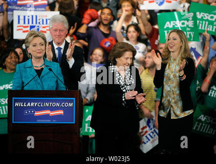 Candidato presidenziale democratico il Sen. Hillary Clinton (D-NY) sta per un accogliente accanto a suo marito ex Presidente Bill Clinton, la sua madre Dorothy Rodham (C), e la figlia Chelsea a una vittoria rally vincente dopo la Pensilvania primaria presidenziale a Filadelfia il 22 aprile 2008. (UPI foto/Kevin Dietsch) Foto Stock