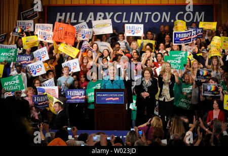 Candidato presidenziale democratico il Sen. Hillary Clinton (D-NY) sorge sul palco accanto a suo marito ex Presidente Bill Clinton, la sua madre Dorothy Rodham (C), e la figlia Chelsea a una vittoria rally vincente dopo la Pensilvania primaria presidenziale a Filadelfia il 22 aprile 2008. (UPI foto/Kevin Dietsch) Foto Stock