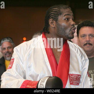 Ex due time heavyweight champion Riddick Bowe di Brooklyn, NY, clown il suo modo nel ring dove egli ha preso una decisione impopolare nella sua lotta con Billy Zumbrun di Ogden Utah a Pechanga Indian Reservation in Temecula, CA, in data 7 aprile 2005. (UPI foto/Roger Williams) Foto Stock