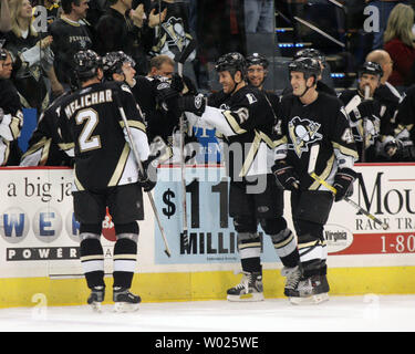 Pittsburgh Penguins Ryan Malone (12) festeggia con i compagni di squadra dopo aver segnato su una penalità shot nel terzo periodo contro Washington capitelli Olie Kolzig in Pittsburgh, PA. Il 25 gennaio 2006. (UPI foto/Stephen lordo) Foto Stock