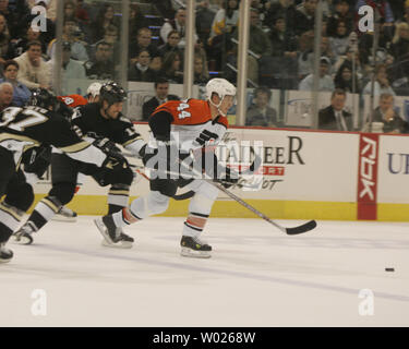 Philadelphia Flyers Joni Pitkanen (44) della Finlandia pattini tra i pinguini di Pittsburgh Jarkko Ruutu (37) della Finlandia e pinguini winger di sinistra Ryan Malone (12) durante il primo periodo alla Mellon Arena di Pittsburgh, in Pennsylvania il 4 marzo 2007. (UPI foto/Stephen lordo) Foto Stock