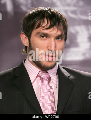 Alex Ovechkin dei capitali di Washington accetta l'arte Ross e del Trofeo Maurice "Rocket' Richard Trophy al 2007-08 player awards di Pittsburgh il 28 maggio 2008 (UPI foto/Stephen lordo) Foto Stock