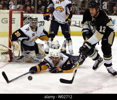 Pittsburgh Penguins Ryan Malone (R) combatte con Buffalo Sabres Nathan Paetsch per il puck durante il primo periodo alla Mellon Arena di Pittsburgh il 12 marzo 2008. (UPI foto/Stephen M. lordo) Foto Stock