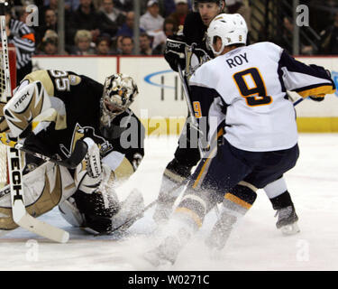 Pittsburgh Penguins goalie Ty Conklin nega Buffalo Sabres Derek Roy durante il secondo periodo alla Mellon Arena di Pittsburgh il 12 marzo 2008. I Pinguini sconfitto le sciabole 7-3..(UPI foto/Stephen M. lordo) Foto Stock