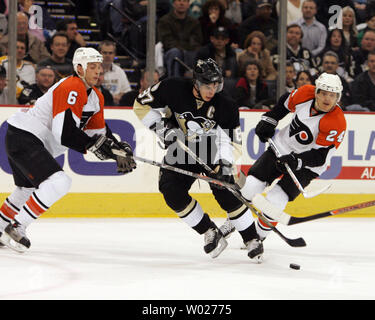Pittsburgh Penguins Sidney Crosby pattini da Philadelphia Flyers Randy Jones (6) e Sami Kapanen (24) durante il primo periodo alla Mellon Arena di Pittsburgh il 2 aprile 2008. (UPI foto/Stephen M. lordo) Foto Stock