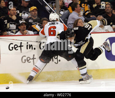 Pittsburgh Penguins Marian Hossa è bloccato da Philadelphia Flyers Randy Jones durante il terzo periodo alla Mellon Arena di Pittsburgh il 2 aprile 2008. (UPI foto/Stephen M. lordo) Foto Stock